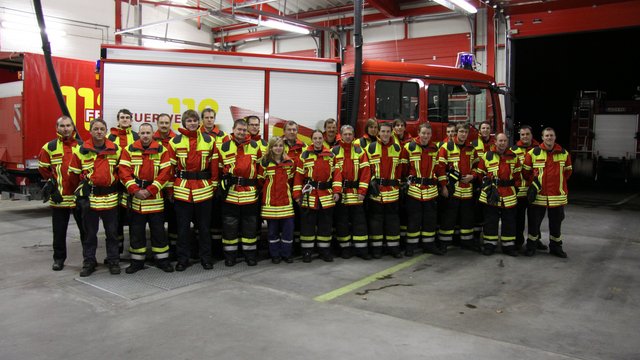 Mitglieder der Feuerwehr in einer Reihe