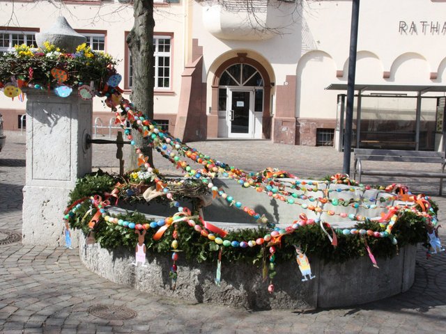 Ein Brunnen ist mit bunten Ostereiern geschmückt
