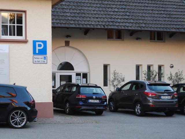 Zwei parkende Autos