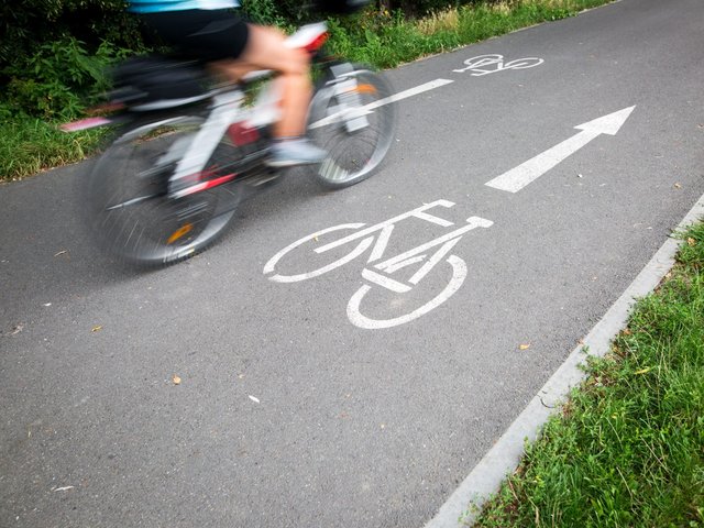 Eine Straße wo ein Fahrradweg aufgezeichnet ist