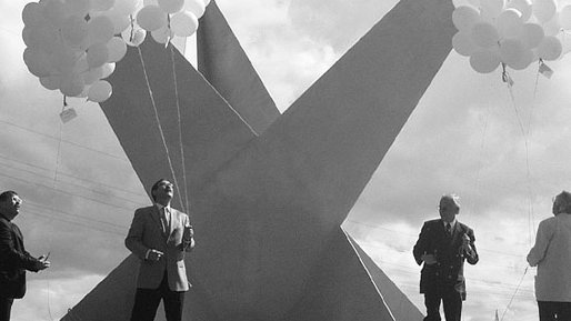 Dreispitz Bild Schwarz Weiß bei der Einweihung Personen mit Luftbalons