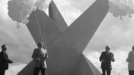 Dreispitz in Schwarz Weiß und Menschen mit Luftballons