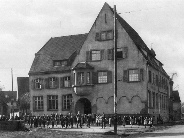 Schwarz Weiß Bild von der ehemaligen Schule heute Rathaus